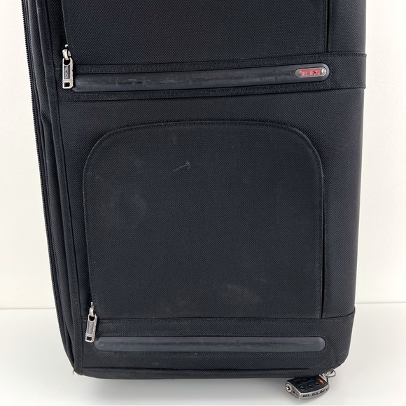 TUMI BLK UPRIGHT ROLLING EXPANDABLE +GARMENT SLEEVE #22034D4-CARRYON - Picture 3 of 16